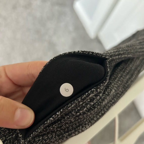 SIZE 6 LULULEMON LEGGINGS WITH PATTERN - Picture 2 of 3